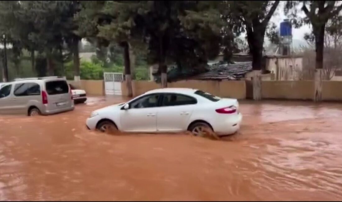 Hatay’da etkili olan sağanak yağış, özellikle Reyhanlı ilçesinde günlük yaşamı
