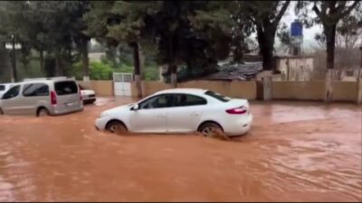 Hatay’da etkili olan sağanak yağış, özellikle Reyhanlı ilçesinde günlük yaşamı