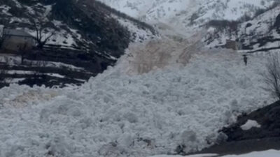 Hakkari’nin Yüksekova ilçesine bağlı Yeşiltaş köyünde düşen çığ, faciaya ramak