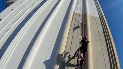 Mersin’de 15 katlı otel inşaatında dış cephe çalışması yapan iki
