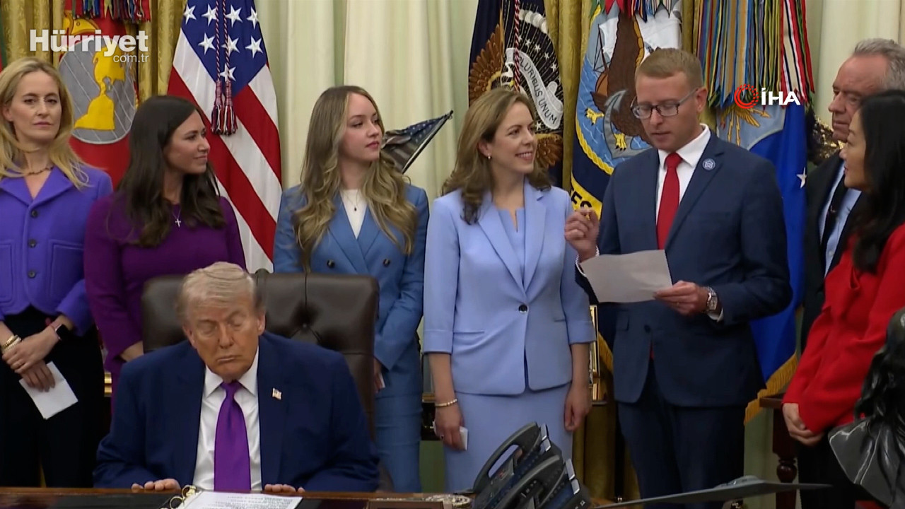 ABD Başkanı Donald Trump’ın Oval Ofis’te düzenlenen bir etkinlikte katılımcılar