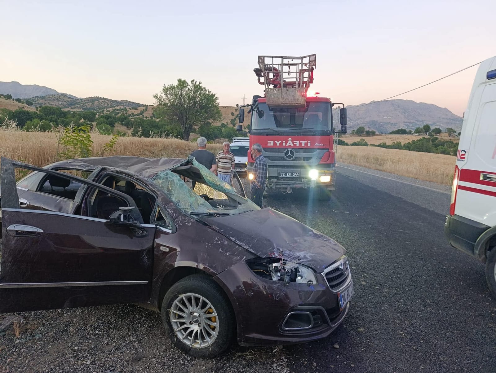 Diyarbakır'da şarampole devrilen araçta anne ve 3 yaşındaki oğlu hayatını