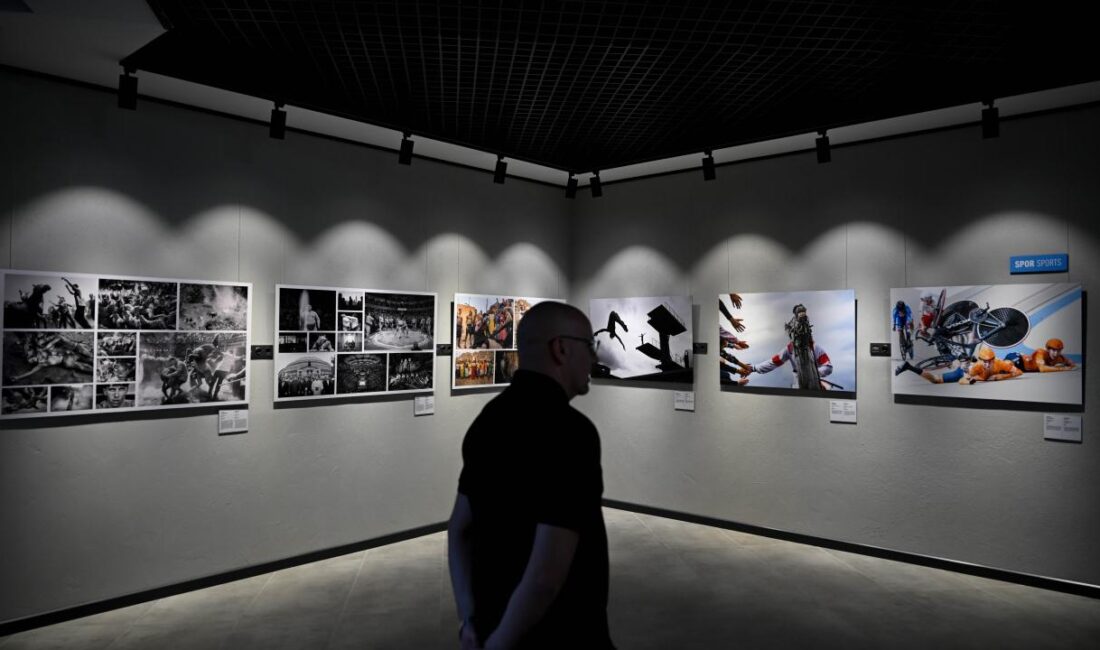 AA'nın düzenlediği uluslararası haber fotoğrafı yarışması İstanbul Photo Awards'un sergisi