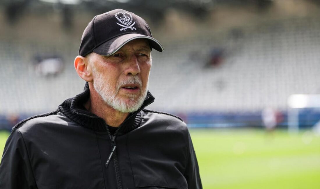 Fransa Ligue 1 ekibi Brest'te teknik direktörlük koltuğunda oturan Eric