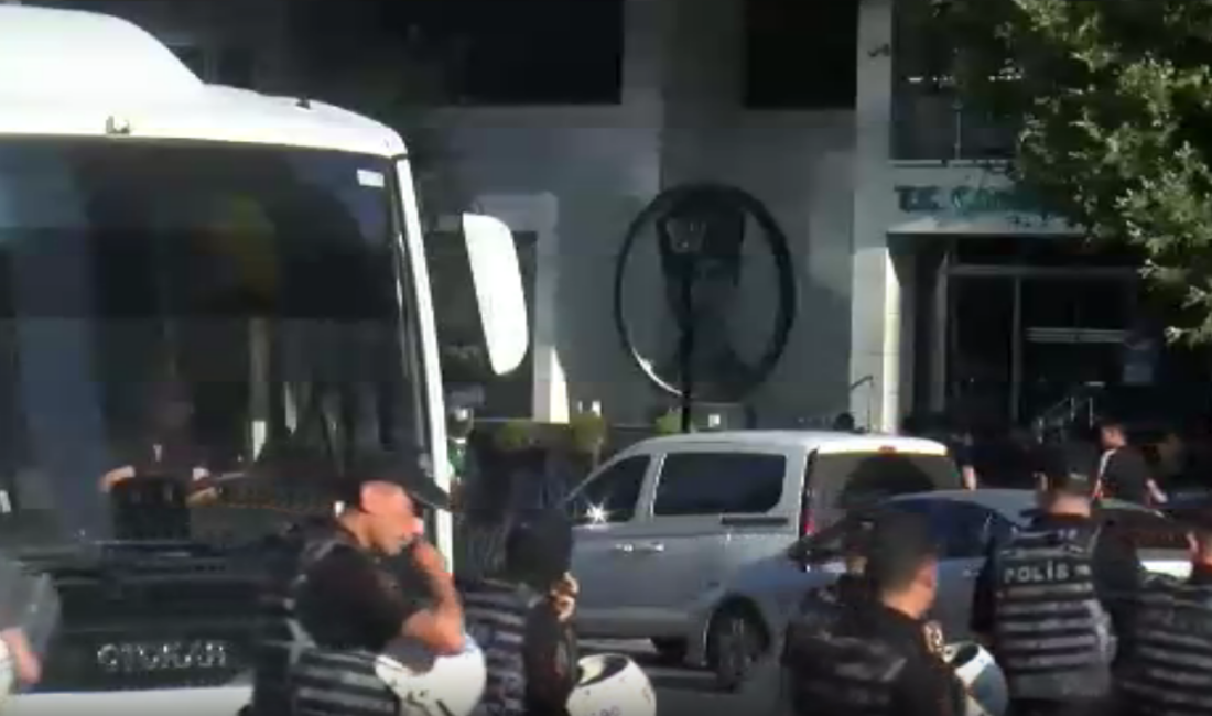 Başkent Ankara'da CHP'li Çankaya Belediyesi'ne yönelik sabahın erken saatlerinde operasyon